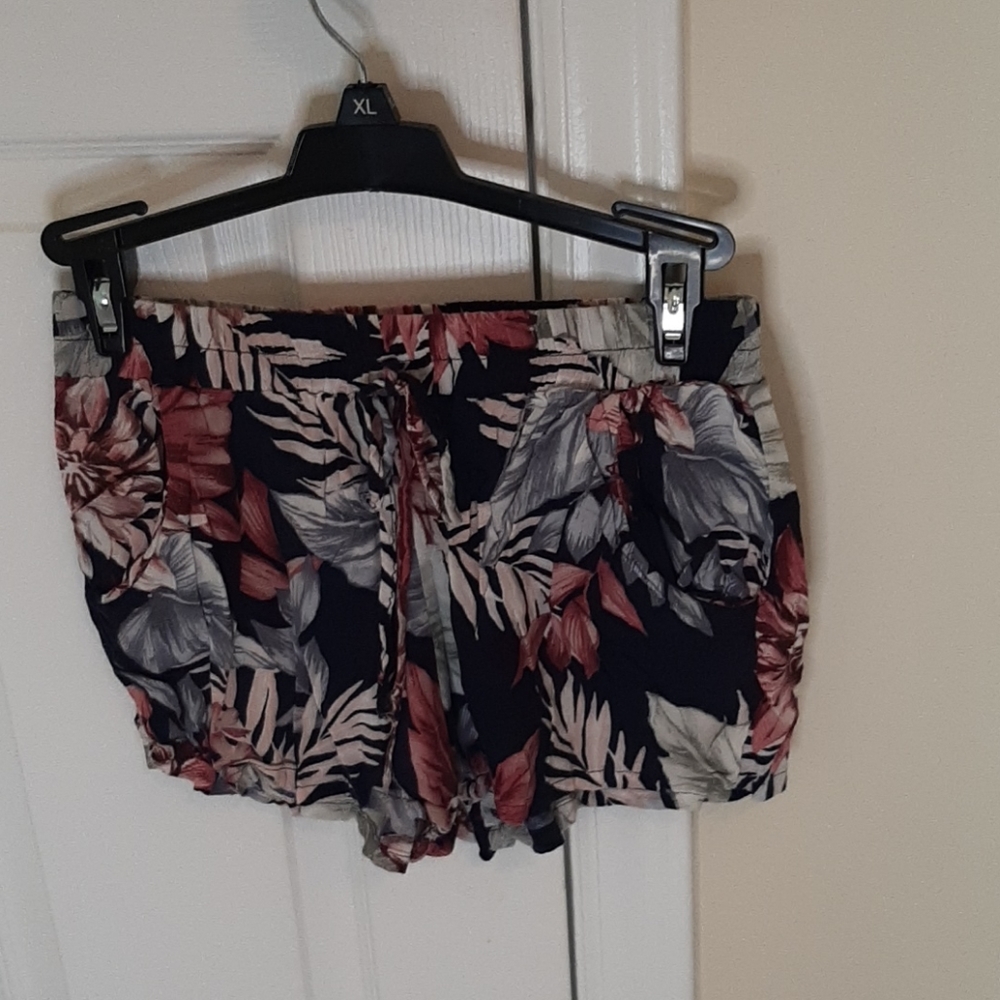 Gypsies & Wonderlust shorts, Size Small